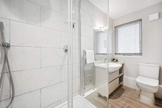 Flat to rent in Wetherby Gardens, London