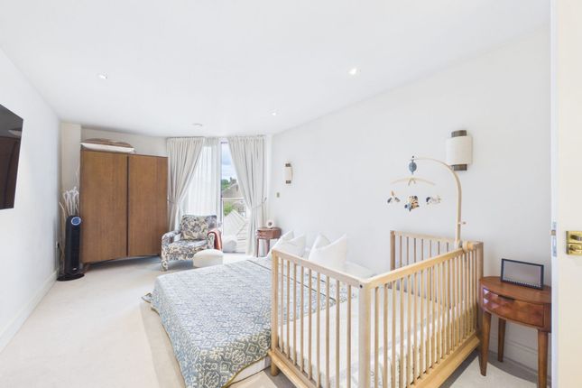 Flat 29, Titan Court, London photo 3