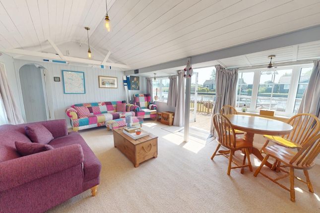 8, North West Riverbank, Potter Heigham photo 2