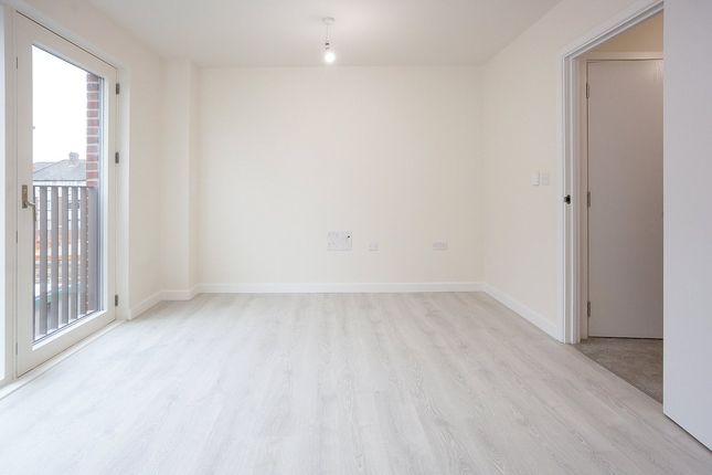 8, Lensview Close, Harrow photo 3