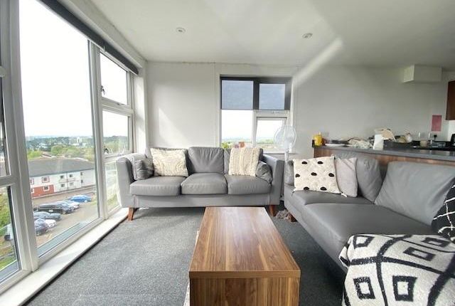 Peninsula Flat 8 Lounge 2.Jpg