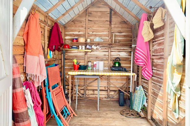 Beach Hut 3, South Cliff, Bexhill-on-sea photo 4