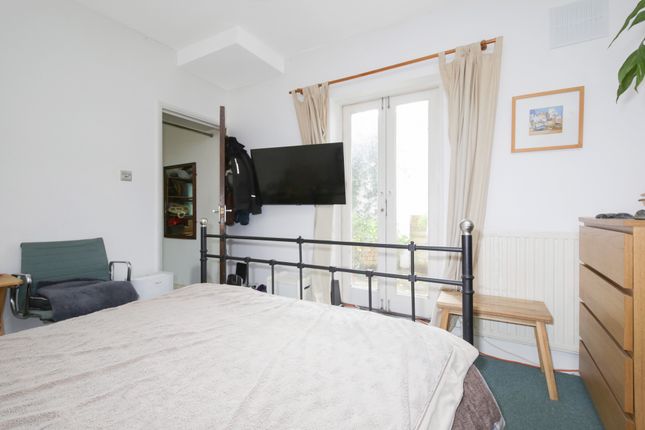 Flat for sale in Lordship Road, London
