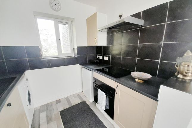 26, Brendon Close, Harlington photo 3