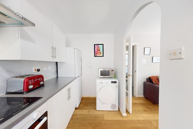 17 St. Peters Close, Ruislip, Greater London photo 4
