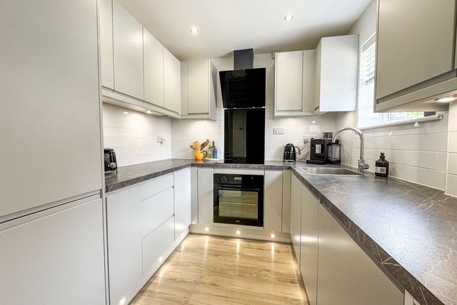 44, Roding Way, Wickford photo 2
