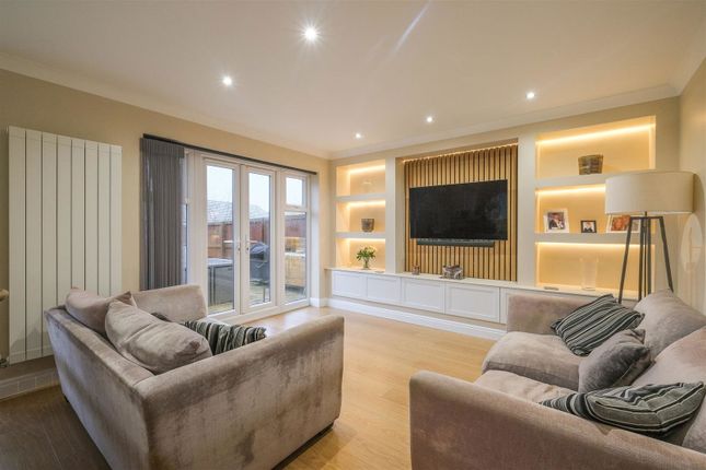 4, Oaklands Crescent, Huddersfield photo 2