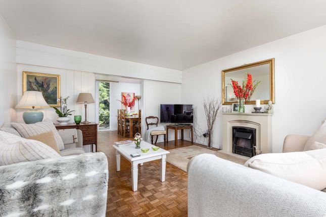 19, Brackley, Weybridge photo 4