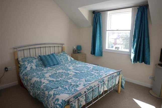 47, Whitehall Green, LEEDS photo 4