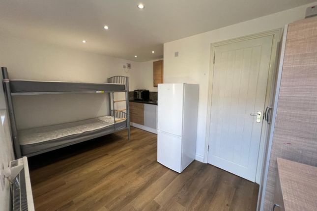 Self Contained Studio Flat Ideal For Working Couples- Dagenham