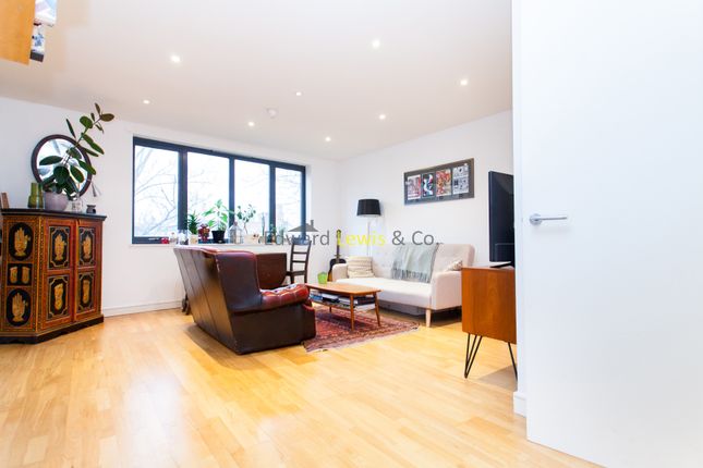 Flat to rent in Stoke Newington High Street, London