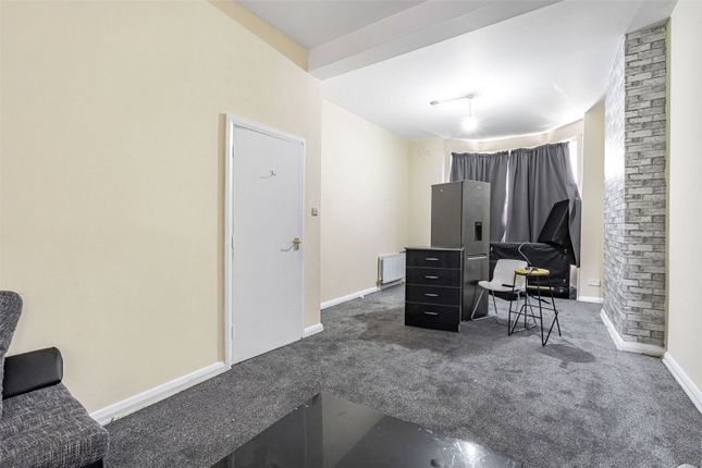 40, Garfield Road, London photo 2