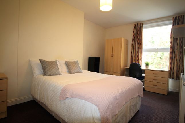 Flat to rent in Clarendon Place, Leeds