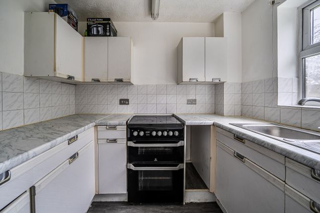 Flat 33, Cassis Court,, Chigwell Lane, Essex photo 3