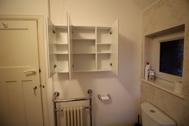 Room to rent in Room 1, Pewley Way, Guildford