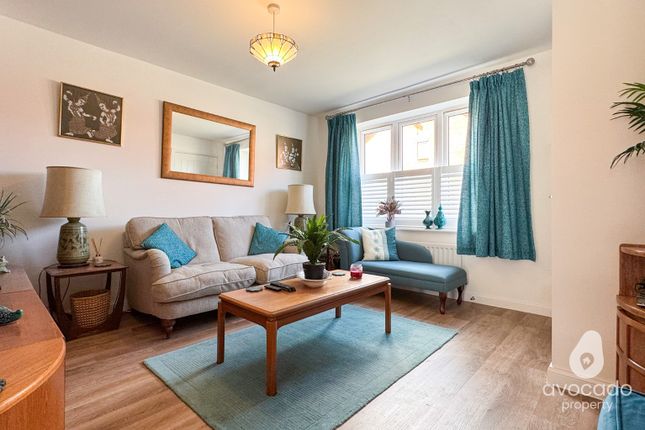 2 Palmer Place, Finchampstead, Berkshire photo 4