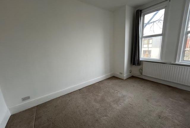 First Floor, Flat 2, 24 Broad Green Avenue, Croydon photo 4