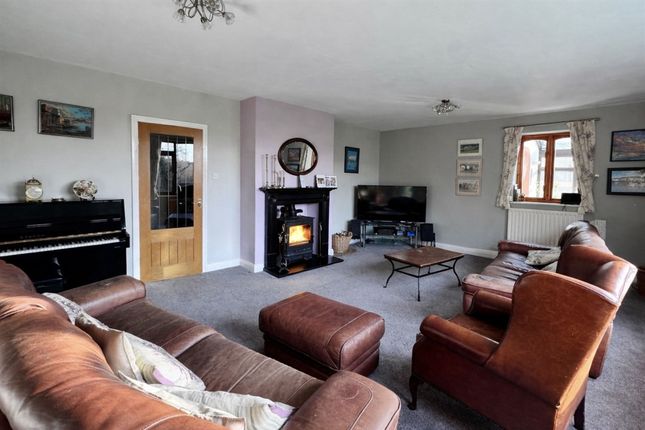 8 Haywards Close, Glossop photo 2