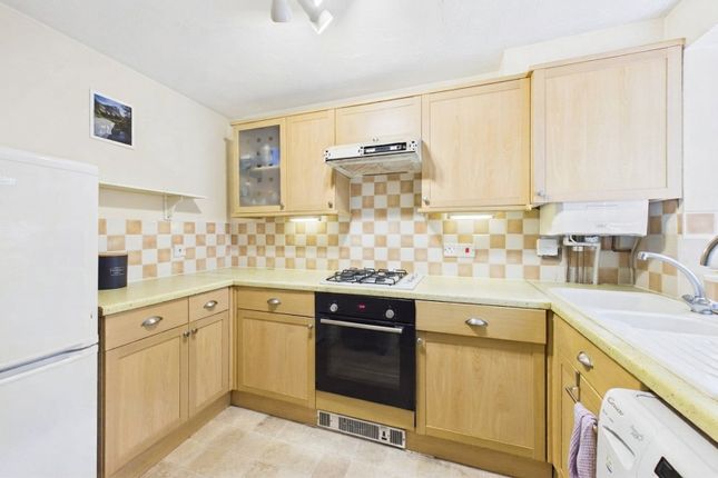 4, Wyvern Close, Aldershot photo 3