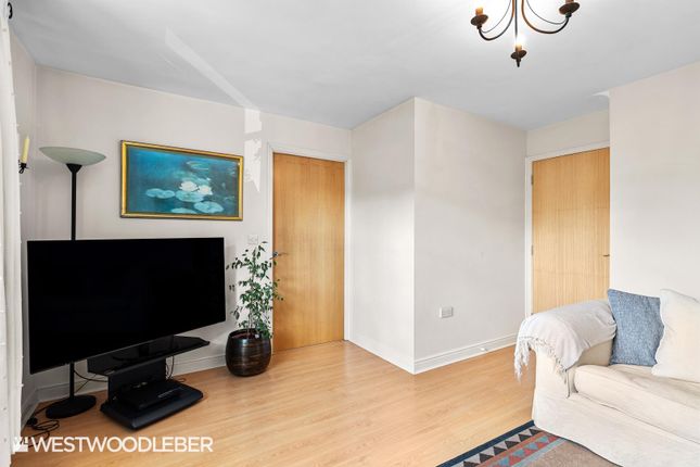 151, Plomer Avenue, Hoddesdon photo 3