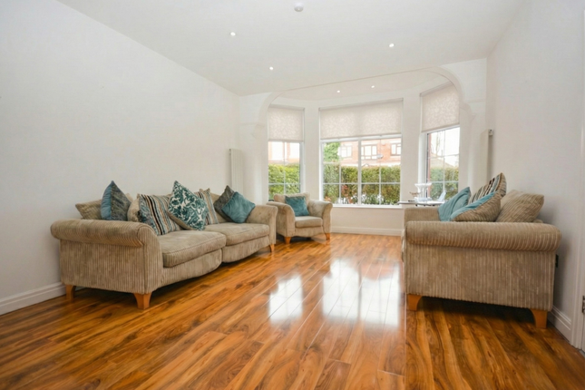 20 Rutland Drive, Salford photo 4