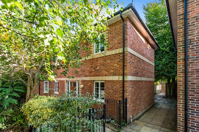 Thumbnail Flat for sale in Bath Place, Winchester