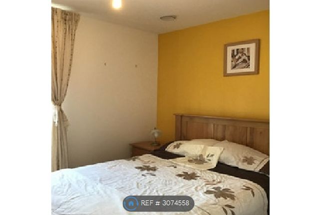 Apartment  Myrtle Court, Baltic Avenue Brentford, London photo 2