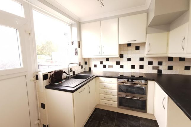 35, Springfield Avenue, Leeds photo 4