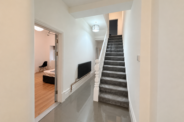Room 9, 104 Bryn Road, Swansea photo 3