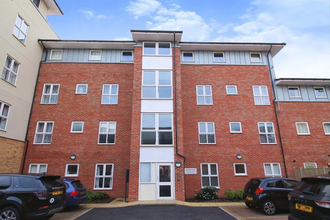 Thumbnail Flat for sale in Andrews Close, Warwick