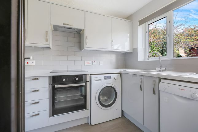 3, Clarence Court, Surrey photo 2