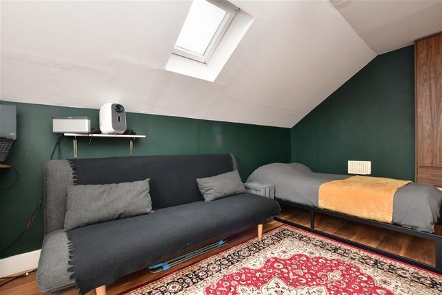 Studio flat on Holmesdale Road, Reigate, £117,500