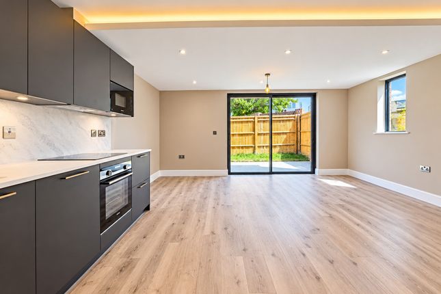 Flat Flat 2, 49c, Abbotswood Road, London photo 2