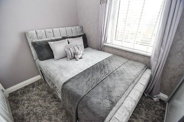14 High Park Drive, Bradford photo 5