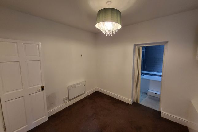 Flat to rent in Hyde House, Cresent Rise, Luton