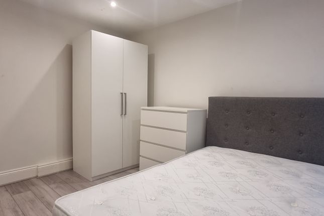 Flat to rent in New Cross Road, New Cross