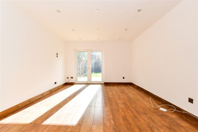Latimer Drive Steeple View, Basildon photo 4