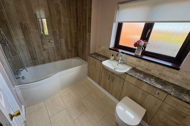 11, Hall Farm Crescent, LEICESTER photo 5