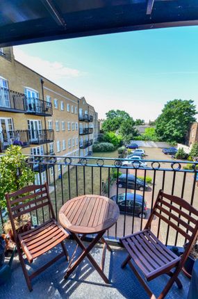 Flat to rent in Draymans Court, Stockwell, London