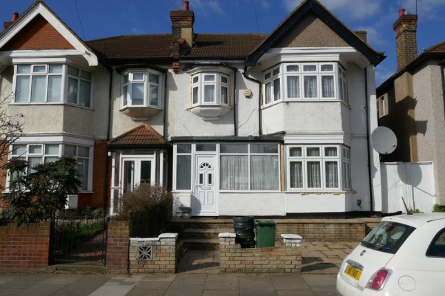 4 bed semi-detached house to rent in Highland Gardens, Ilford