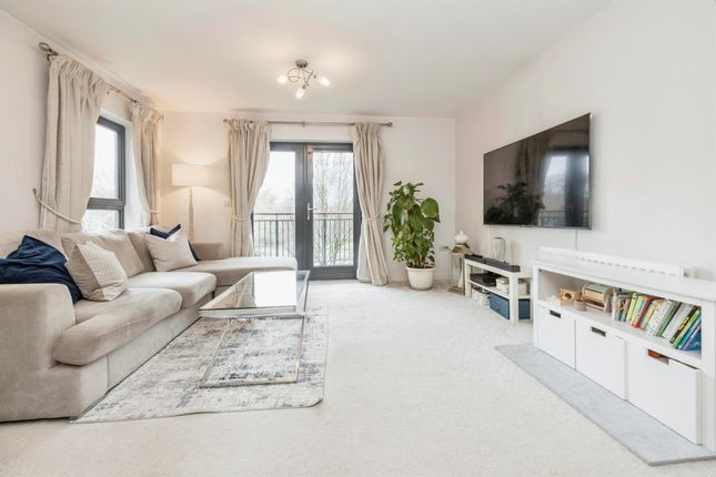 Flat for sale in Raven Close, Watford