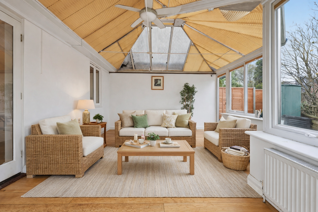 12 Jamestown Way, London photo 4