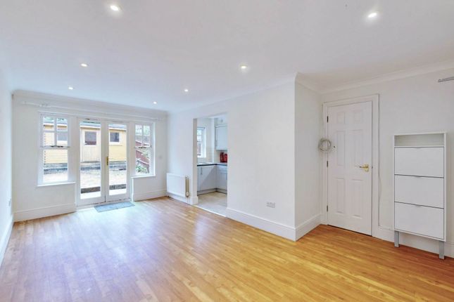 45, Osier Crescent, London photo 2