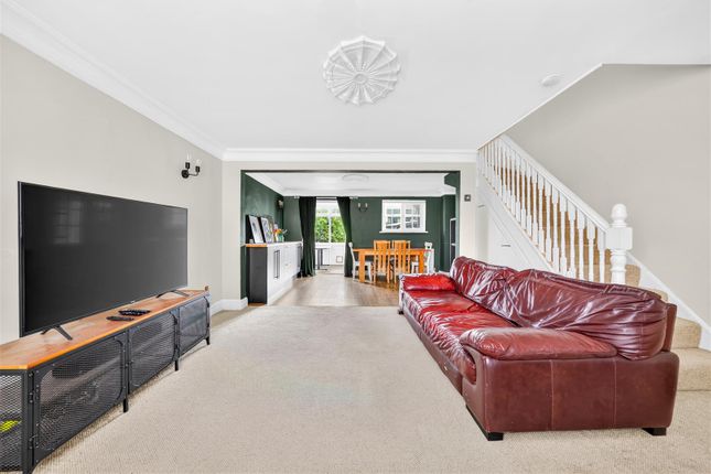 2, Pease Close, Hornchurch photo 3