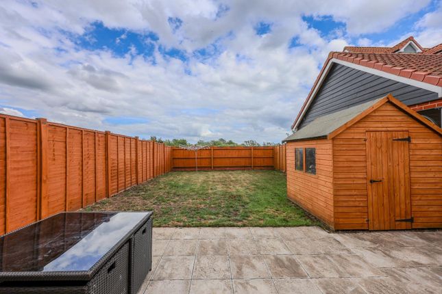 67, Sandy Crescent, Great Wakering photo 4