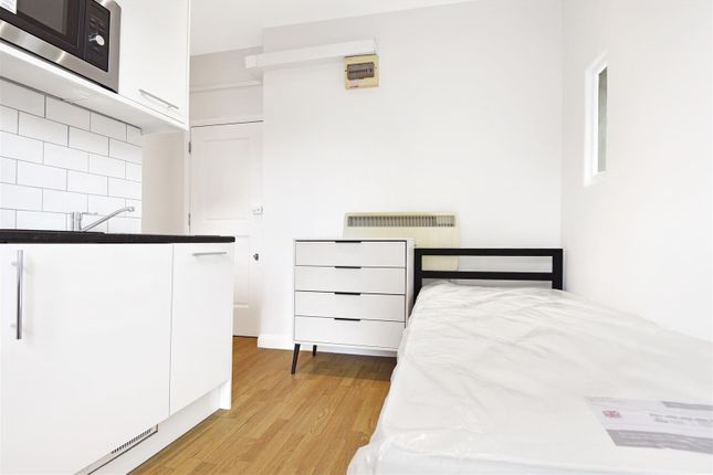 Flat 16, 51, Courtfield Gardens, London photo 4