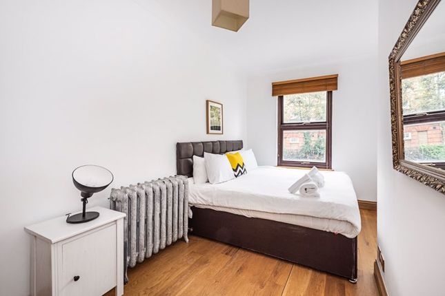 Flat for sale in Grove Vale, London