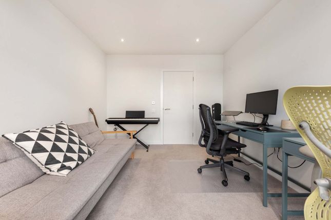Flat to rent in Refinery House, 16 Tandy Place, London