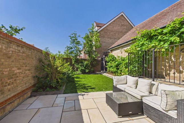 39, Jackdaw Way, Rochester photo 3