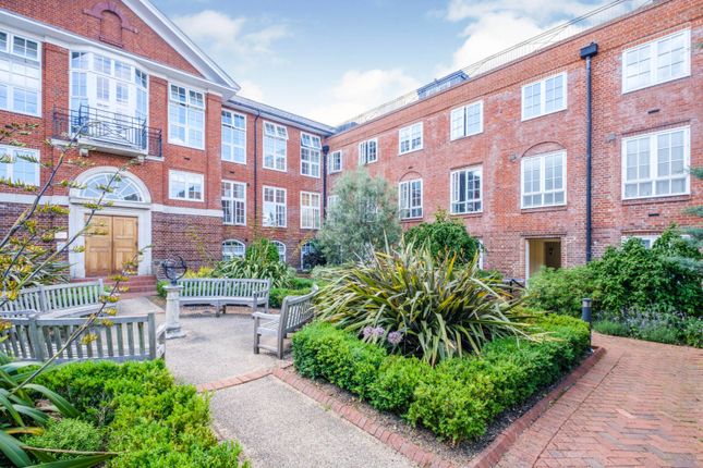 Thumbnail Flat to rent in Arcadian Place, London